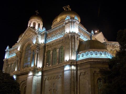 Църквата през нощта